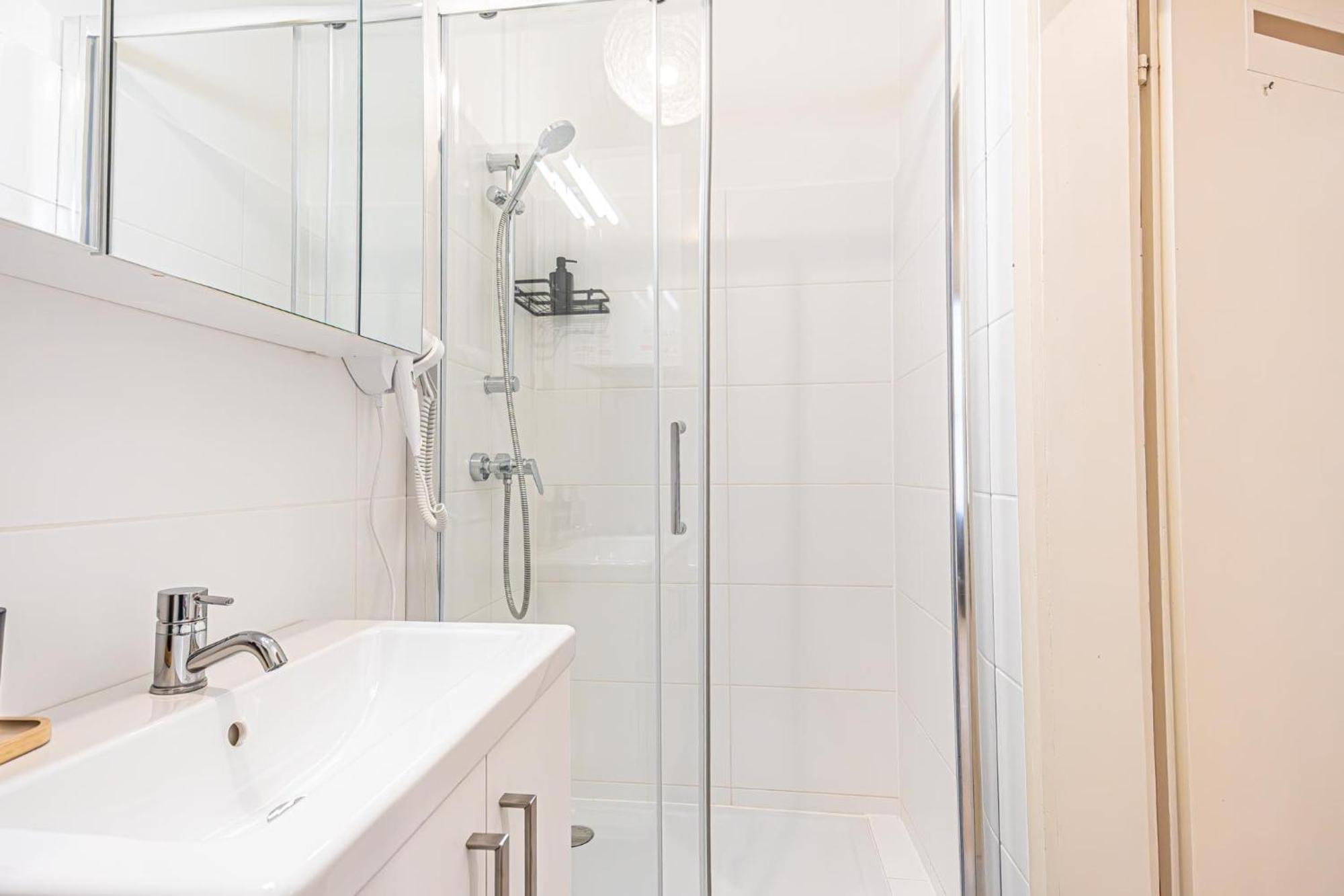Stylish 2br For 5p Location *