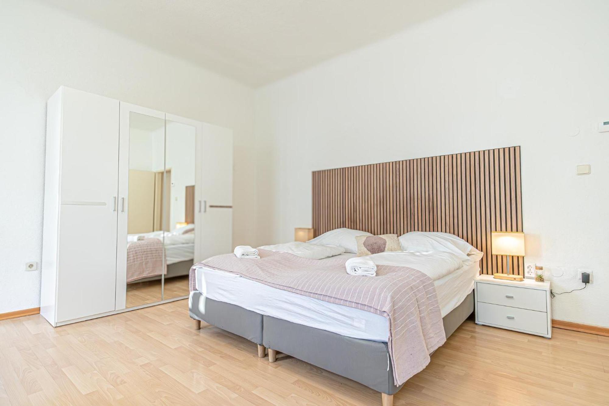 Stylish 2br For 5p Location Apartment *