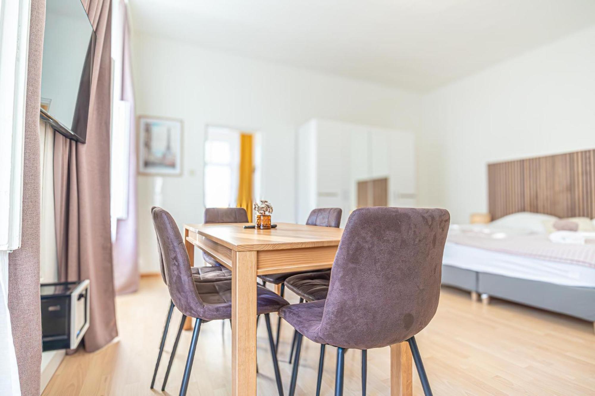 Apartment Stylish 2br For 5p Location *