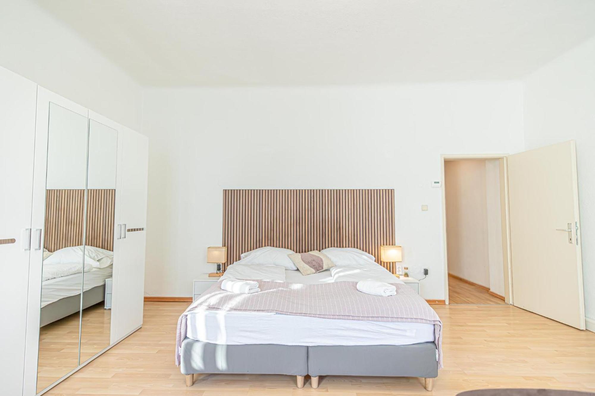Stylish 2br For 5p Location Apartment