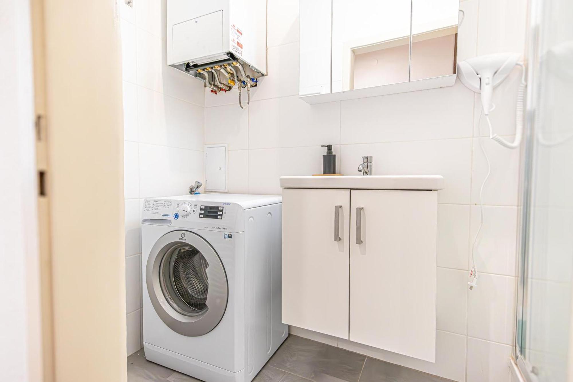 Stylish 2br For 5p Location Apartment