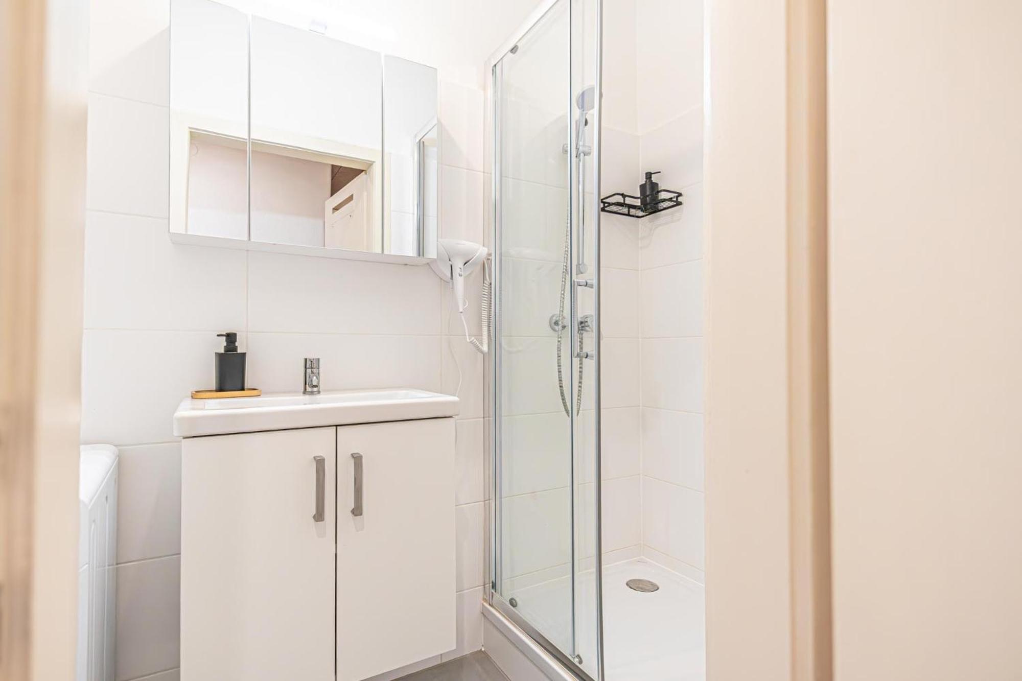 Stylish 2br For 5p Location Apartment *