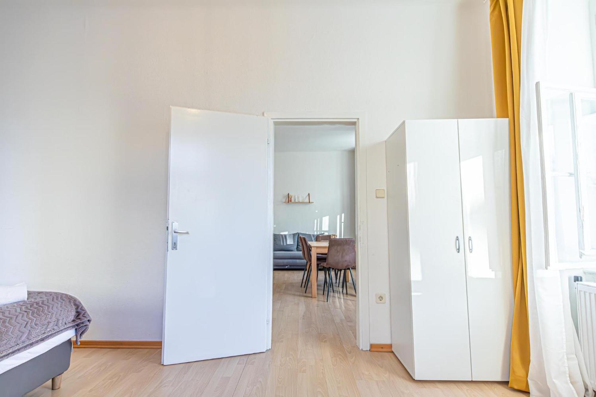 Stylish 2br For 5p Location Apartment