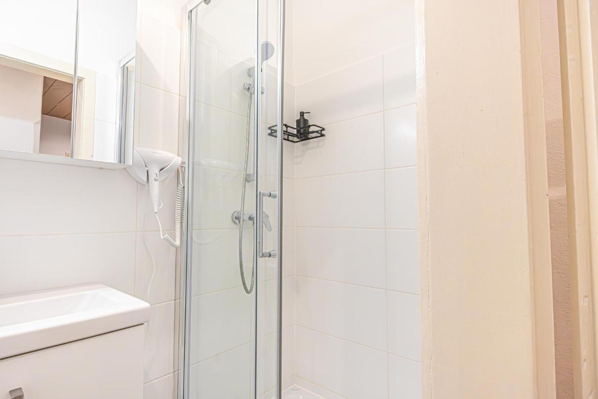 Apartment Stylish 2br For 5p Location *