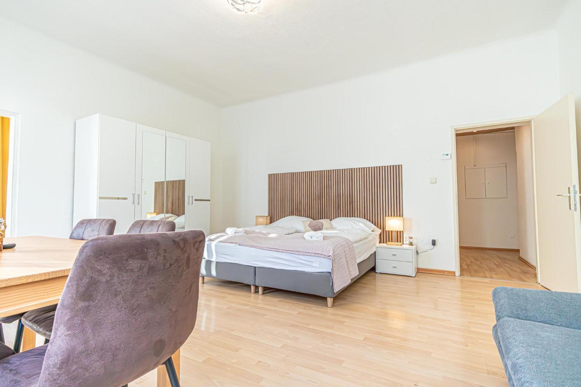 Stylish 2br For 5p Location