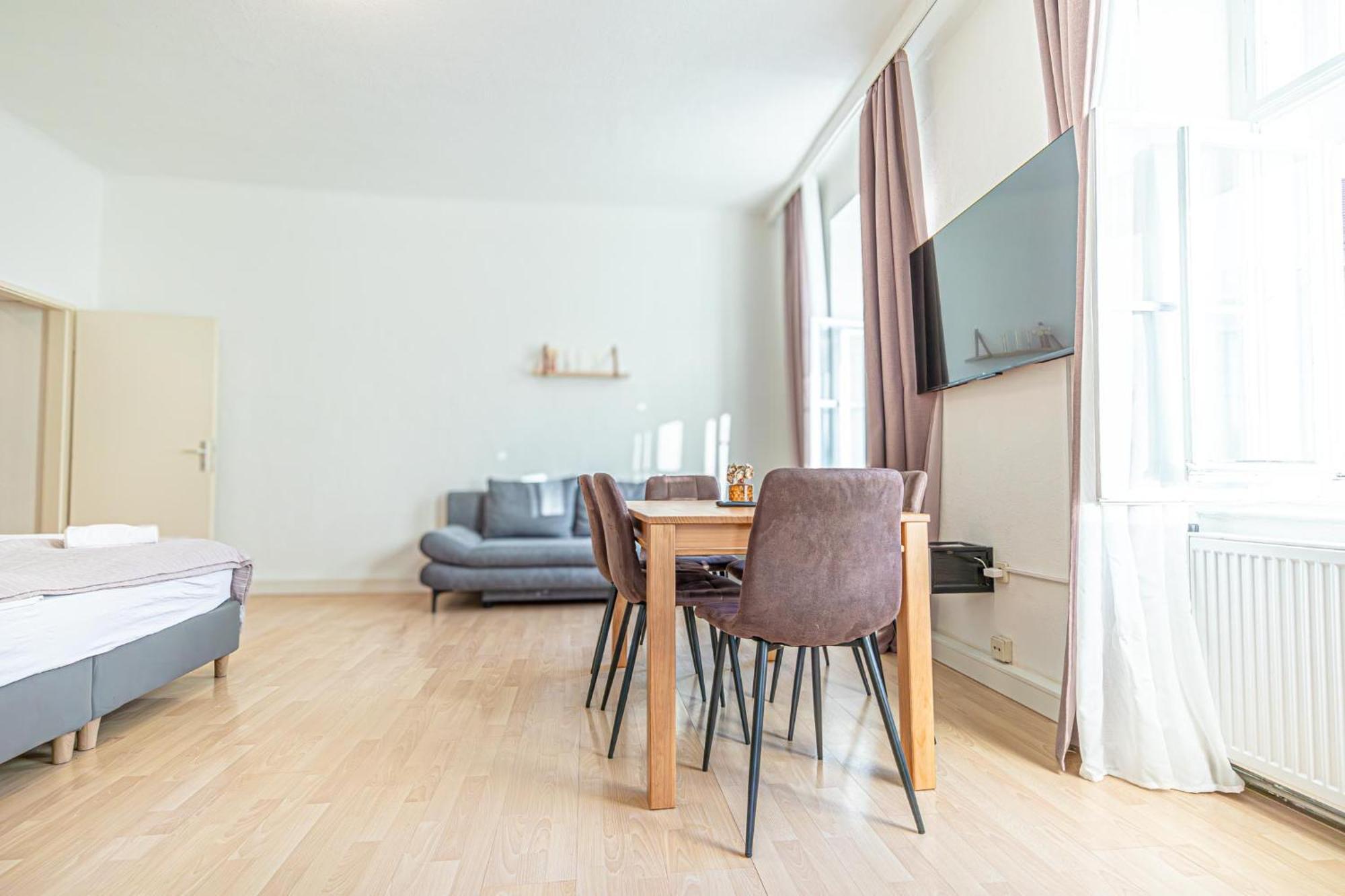 Stylish 2br For 5p Location *