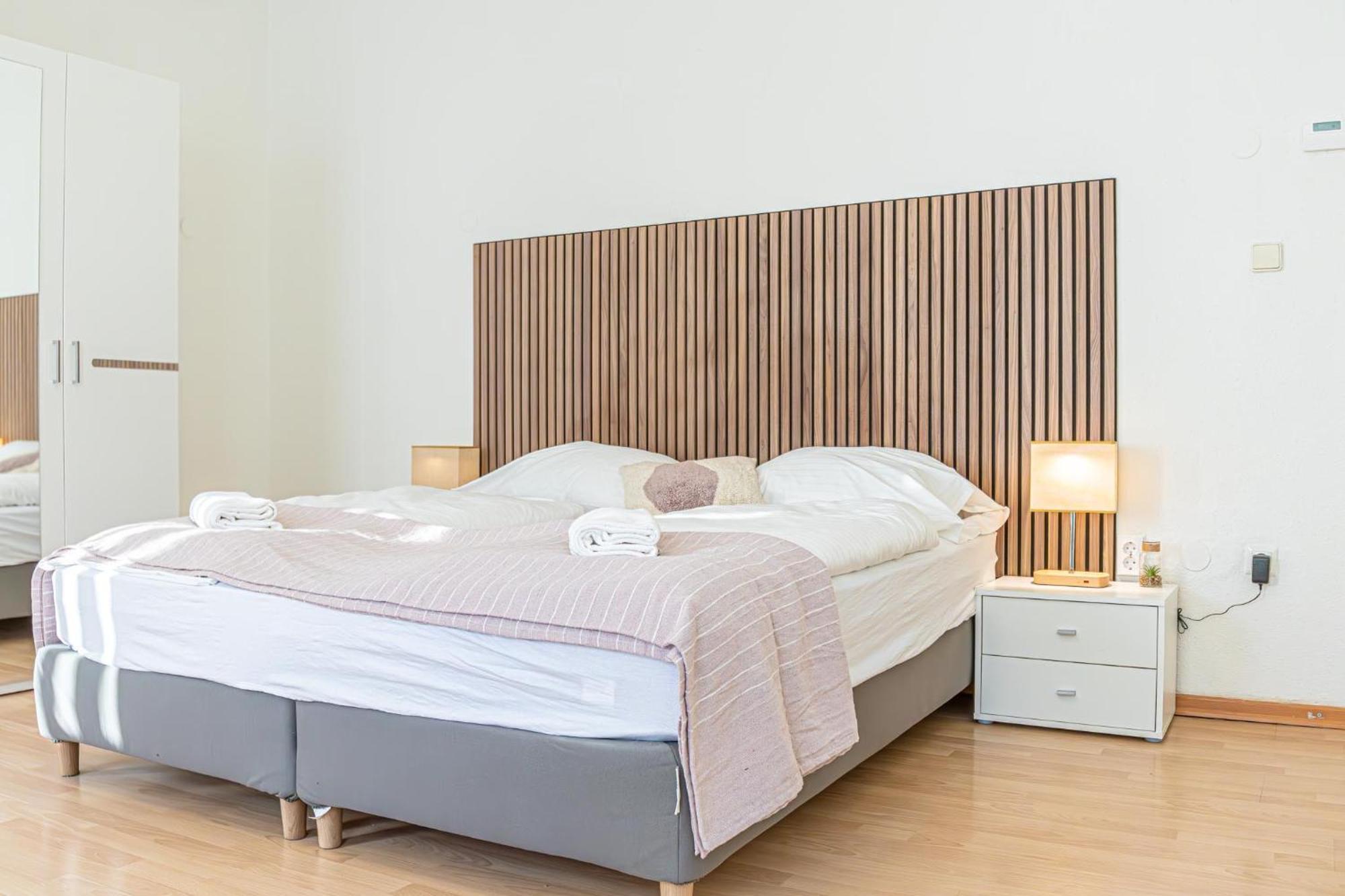Apartment Stylish 2br For 5p Location *